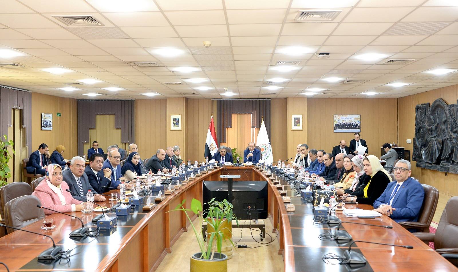 مجلس جامعة المنصورة يعتمد استراتيجية شاملة لترشيد استهلاك الطاقة